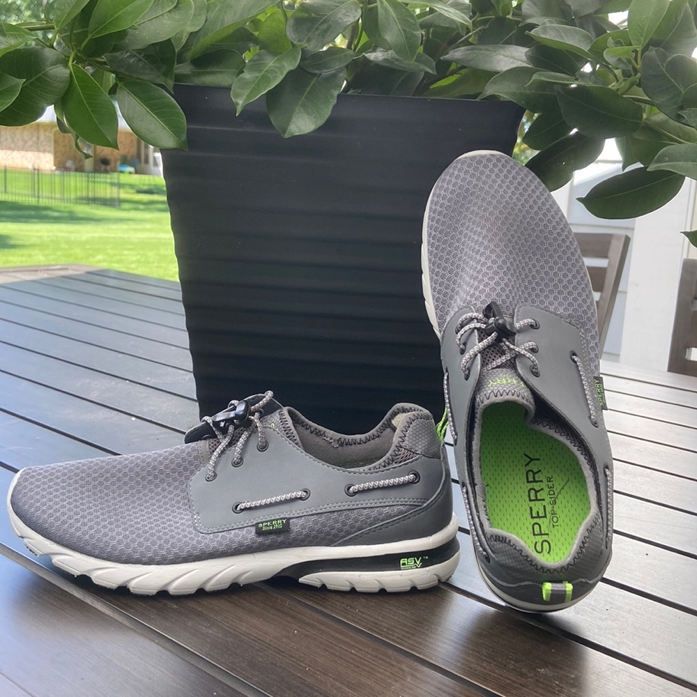 SOLD Men’s Sperry Topsider shoes, size 9.5